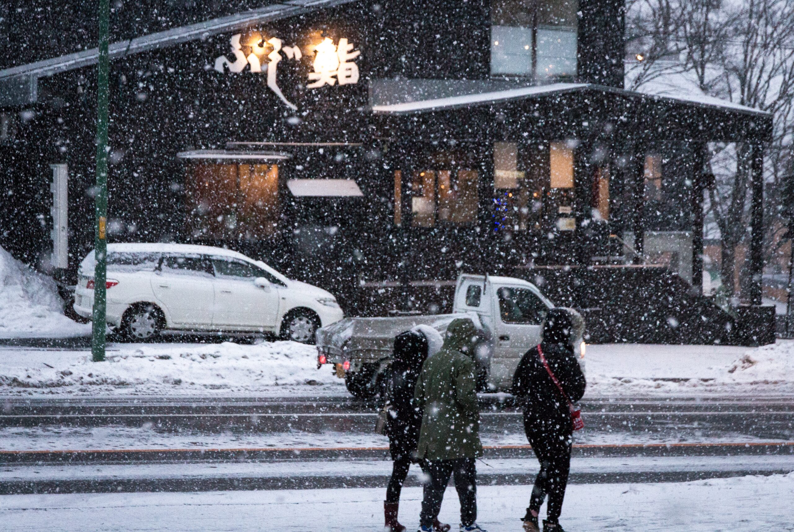 W Mysłowicach spadł śnieg. Policja przypomina o odśnieżaniu samochodów.
