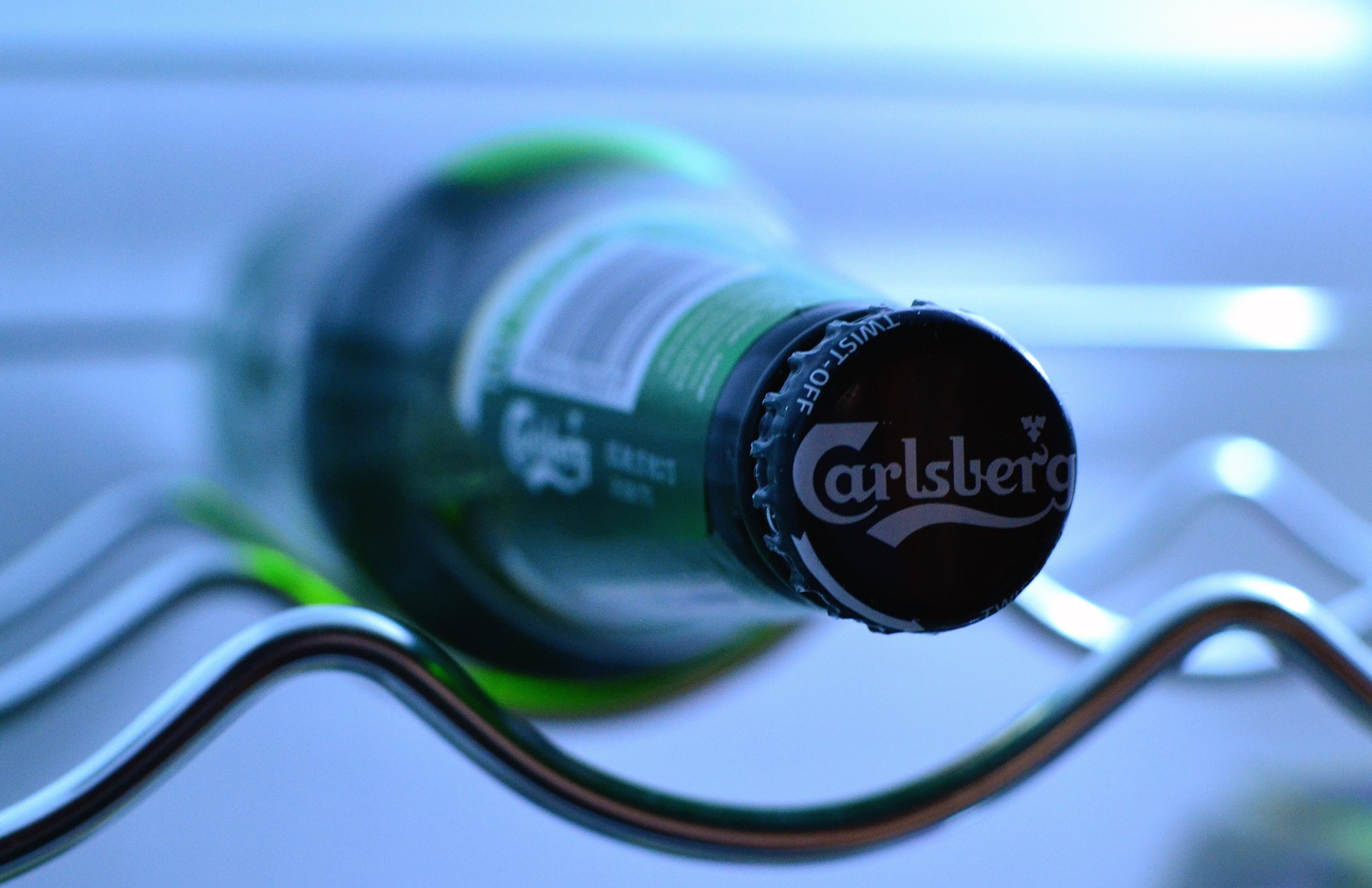 Alkoholowe piwo w Biedronce sprzedawane jako bezalkoholowe. Błąd Carlsberga.