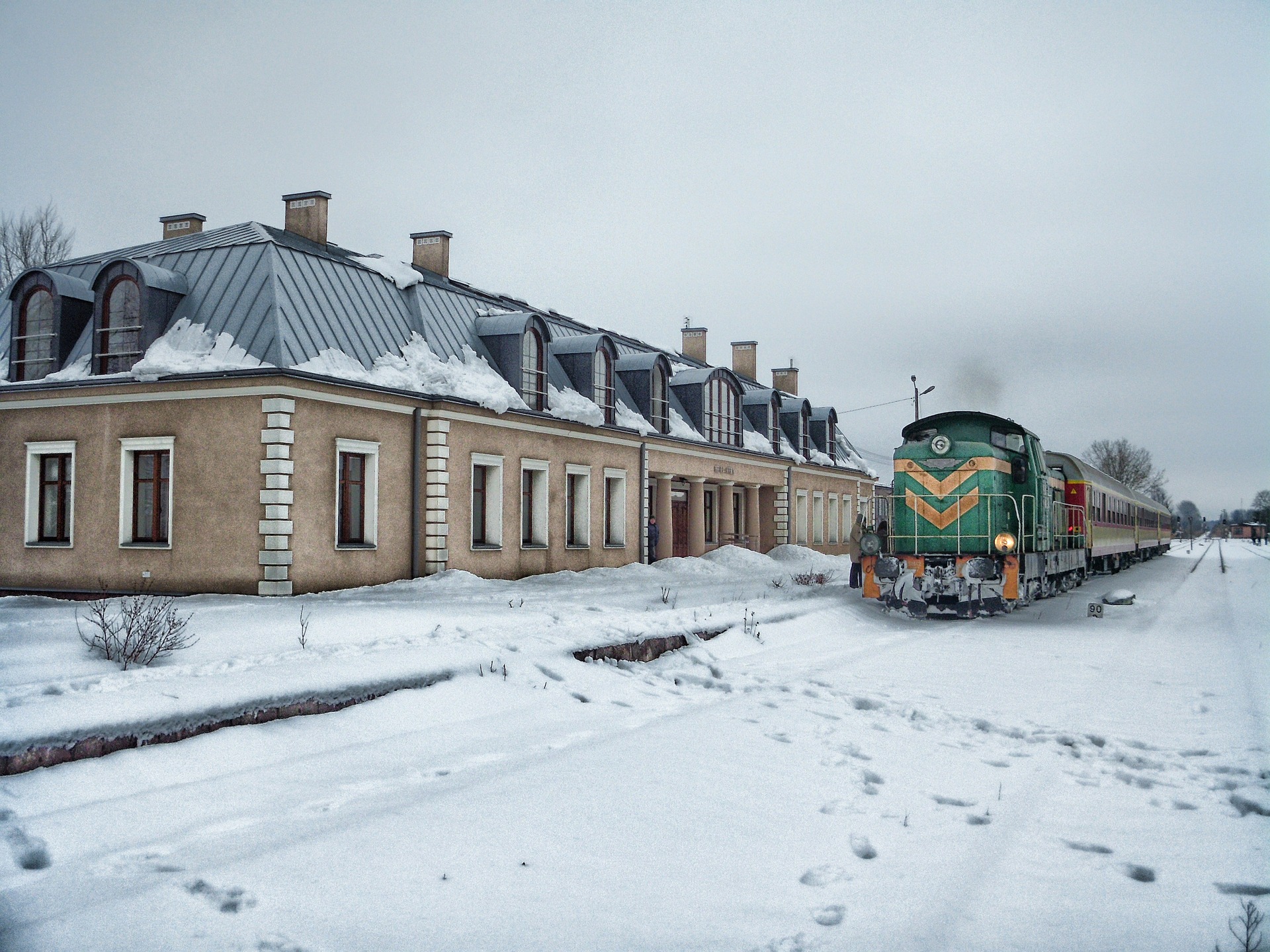 Opady śniegu na Śląsku. Opóźnienia autobusów, tramwajów i pociągów