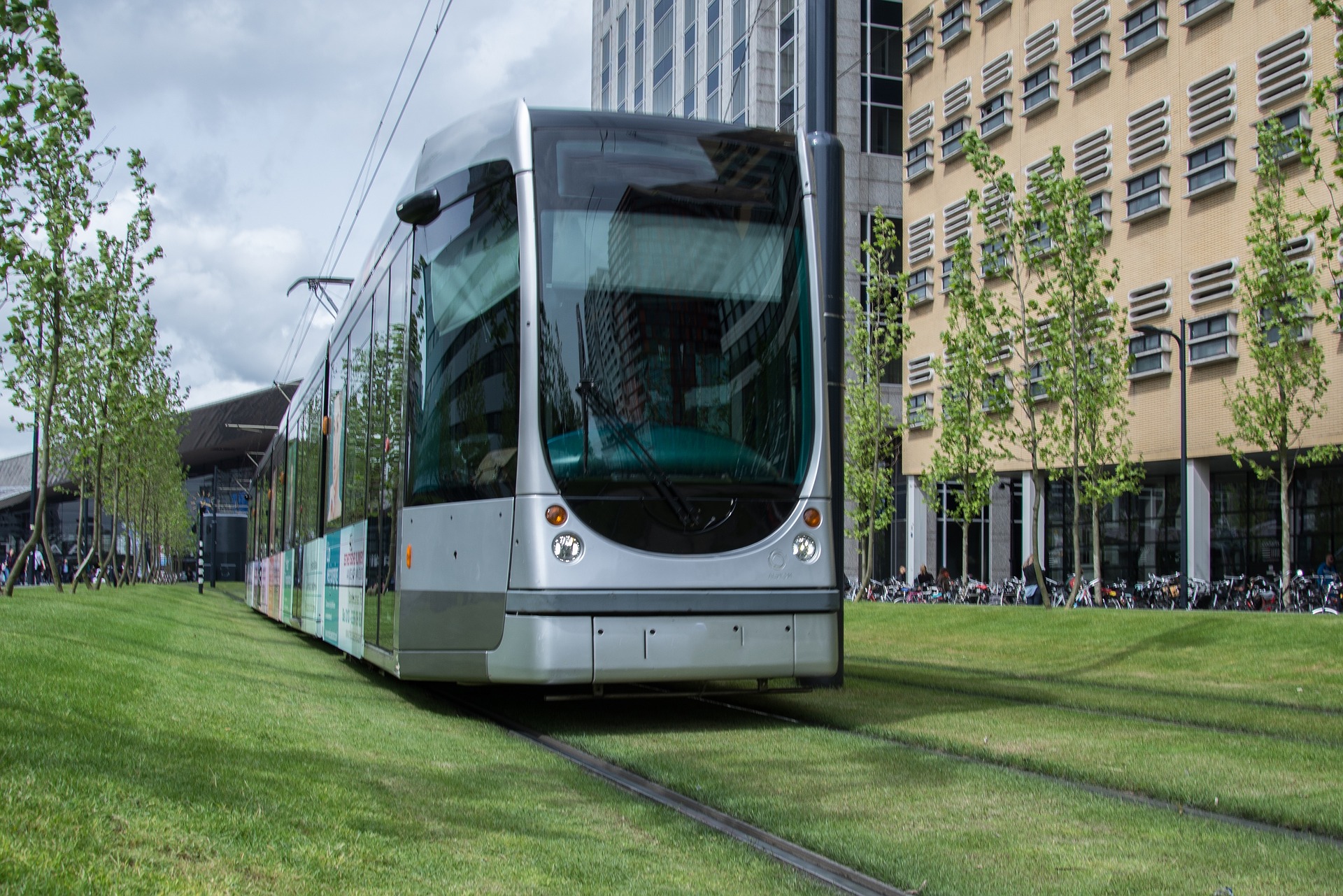 Złomiarze ukradli słup trakcji tramwajowej. Jeden z nich pobił strażnika miejskiego