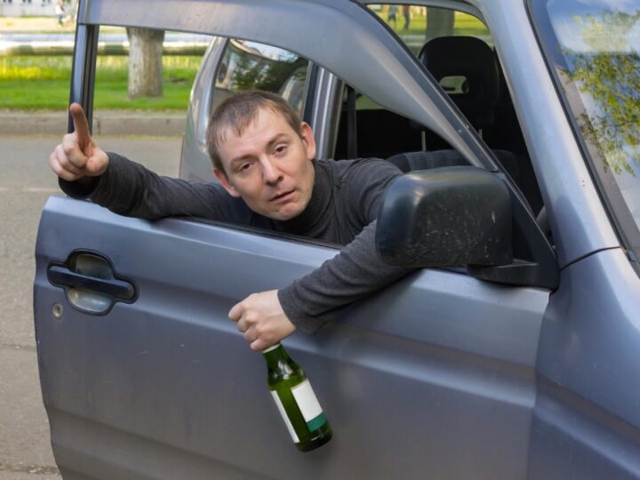 Mężczyzna pod wpływem alkoholu kierował skradzionym samochodem i spowodował dwie kolizje