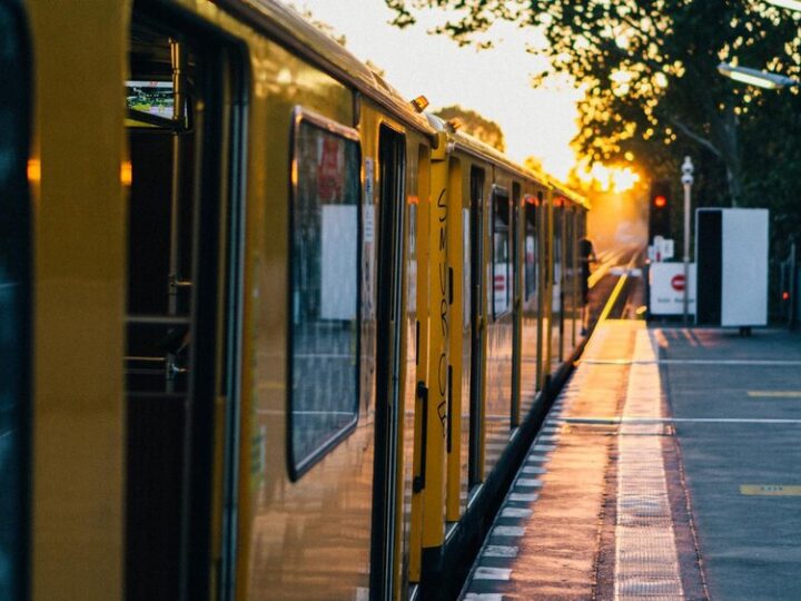 Kosz na śmieci na przystanku tramwajowym: rozwiązanie problemu z odpadkami!