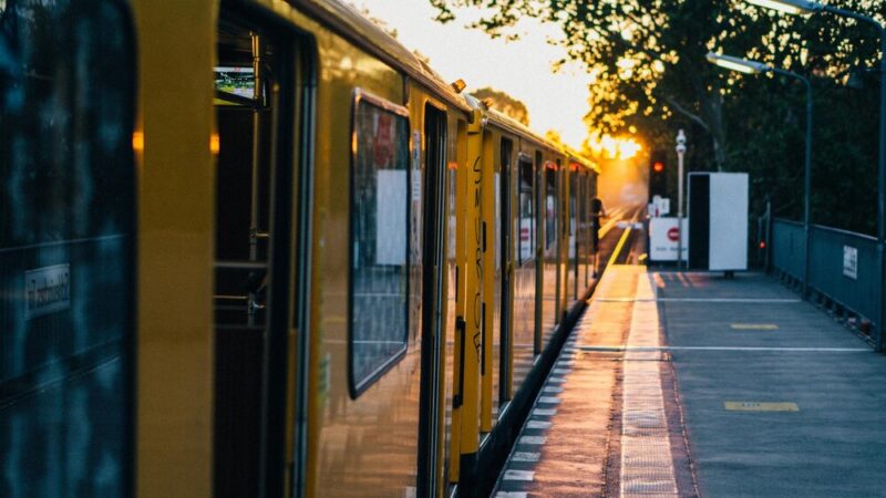 Kosz na śmieci na przystanku tramwajowym: rozwiązanie problemu z odpadkami!