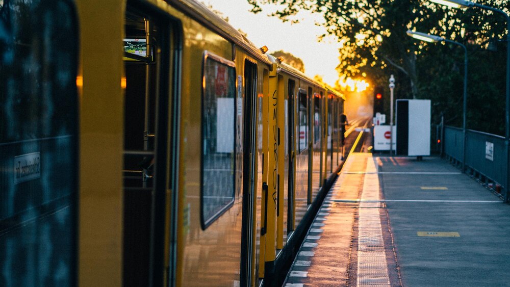 Kosz na śmieci na przystanku tramwajowym: rozwiązanie problemu z odpadkami!