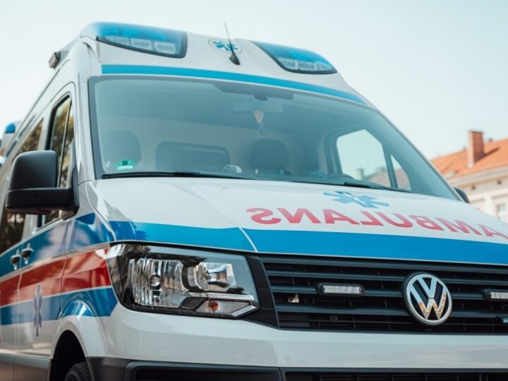 Seniorzy w Mysłowicach uczą się ratować życie dzięki strażnikom miejskim