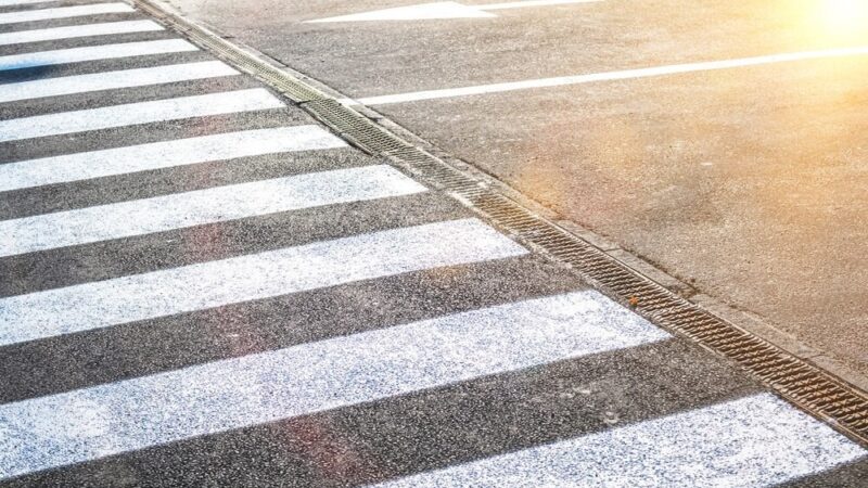 Policjanci uczą przedszkolaków, jak bezpiecznie poruszać się po drogach