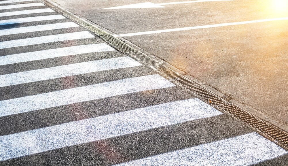 Policjanci uczą przedszkolaków, jak bezpiecznie poruszać się po drogach