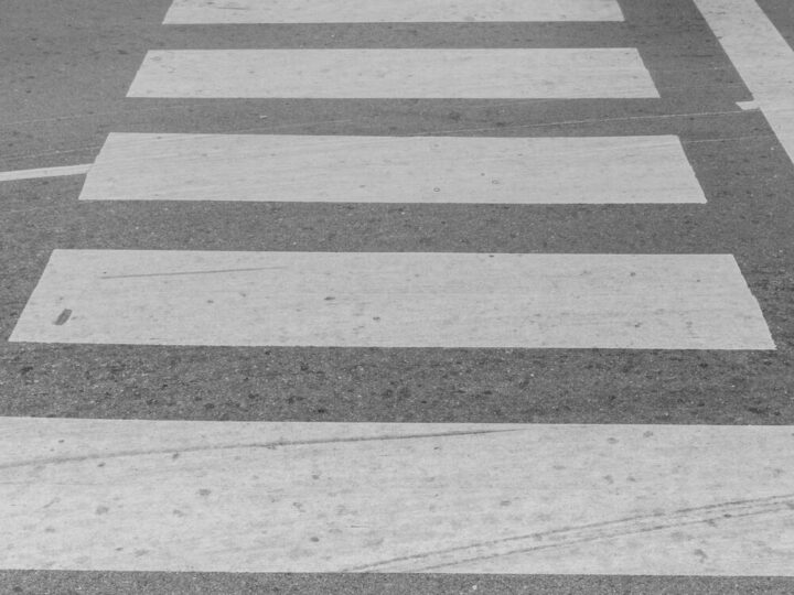 Jesienna mgła i zmrok: zagrożenia dla bezpieczeństwa na drogach