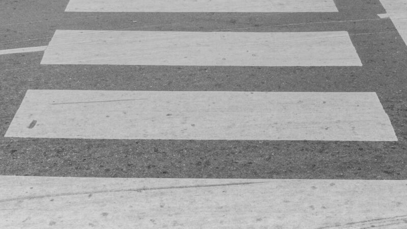 Jesienna mgła i zmrok: zagrożenia dla bezpieczeństwa na drogach