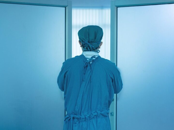 Policjanci uczą przedszkolaków o bezpieczeństwie na drodze