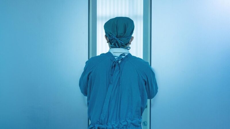 Policjanci uczą przedszkolaków o bezpieczeństwie na drodze