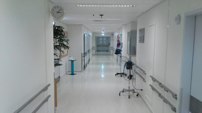 Dzielnicowi edukują dzieci o bezpieczeństwie podczas zimowych ferii