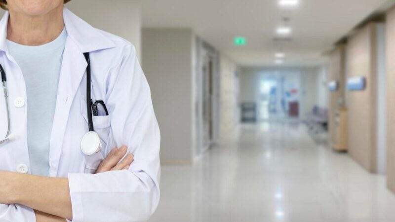 Policja zadba o bezpieczeństwo dzieci w czasie ferii zimowych: kontrole autobusów na czołowej liście priorytetów