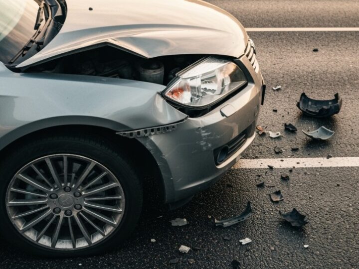 Wypadek na Mikołowskiej: pasażerka Suzuki trafiła do szpitala po zderzeniu z VW