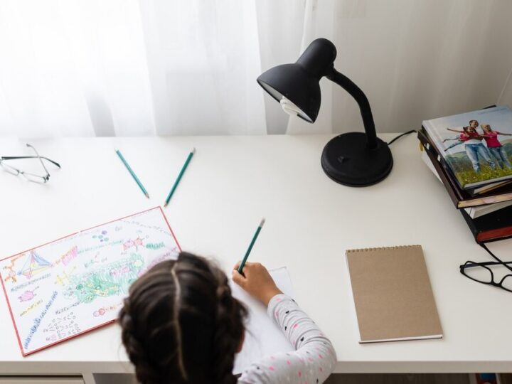 Profilaktyka przemocy w sieci: Policjantka edukuje młodzież w Mysłowicach