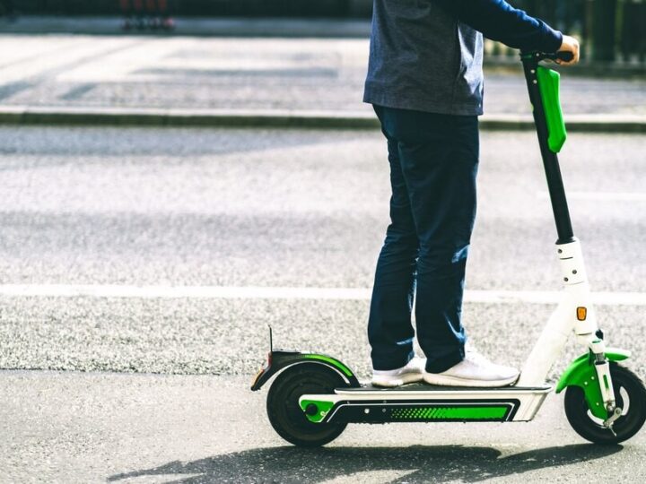 Bezpieczne korzystanie z hulajnogi elektrycznej: kluczowe zasady i przepisy