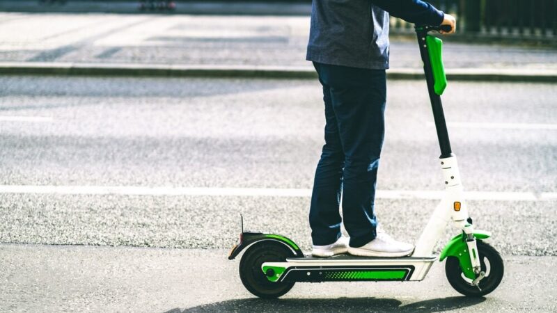 Bezpieczne korzystanie z hulajnogi elektrycznej: kluczowe zasady i przepisy