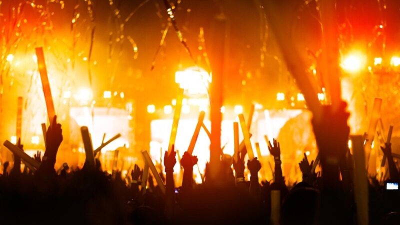 Młodzi artyści z Jaworzna oczarowali widownię premierą musicalu „Sława”