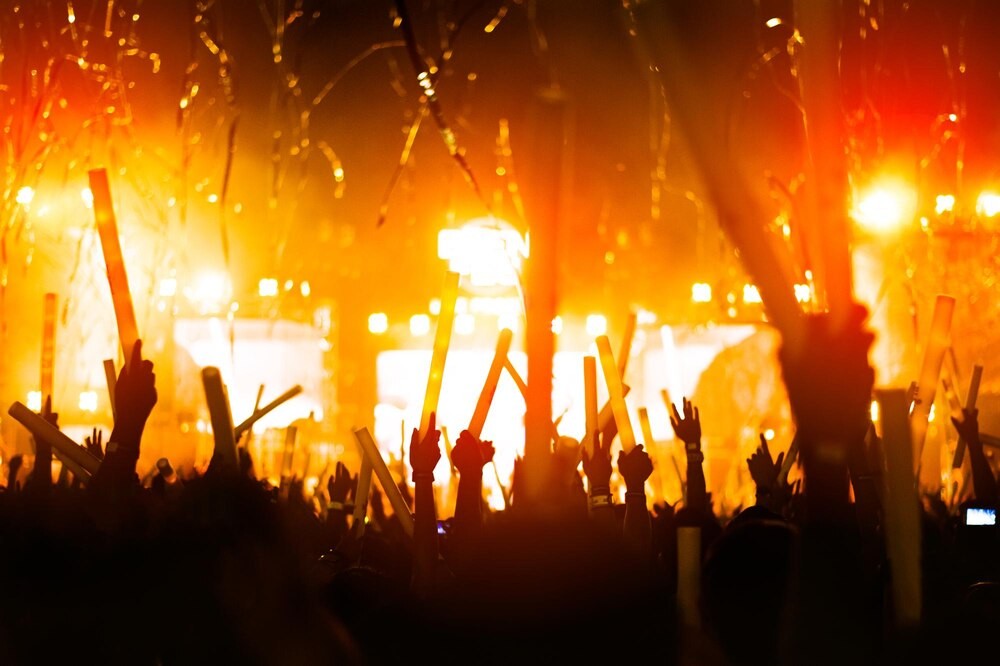 Młodzi artyści z Jaworzna oczarowali widownię premierą musicalu „Sława”