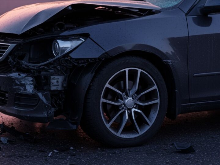 Kierowca BMW uderzył w drzewo w Bojszowach po manewrze ciężarówki