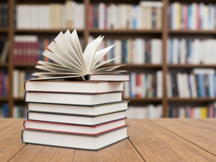 Wakacje z Biblioteką 2026: odkryj literackie i naukowe światy!