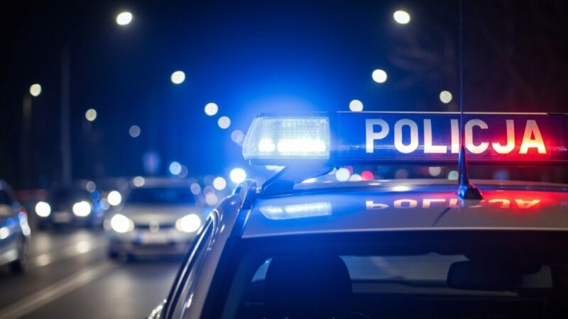 Pijany kierowca Opla na ścieżce rowerowej stwarza zagrożenie